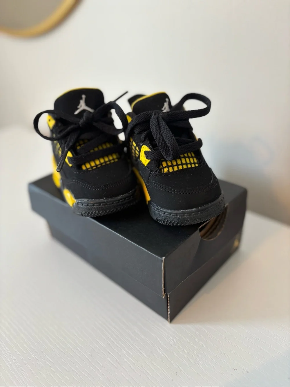 Air Jordan Toddler's Black/Yellow Retro Thunder 2023 Basketball 2C